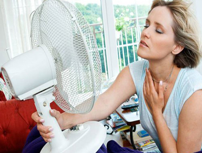 Bởi khi vận động mạnh, các mạch máu đang giãn nở, mồ hôi tiết ra nhiều. Gió từ quạt sẽ làm quá trình bài tiết mồ hôi bị ngưng trệ, mạch máu co đột ngột vô cùng nguy hiểm. Do vậy, bạn nên lấy khăn khô lau sạch mồ hôi rồi bật quạt từ xa để làm mát từ từ nhằm đảm bảo an toàn cho sức khỏe