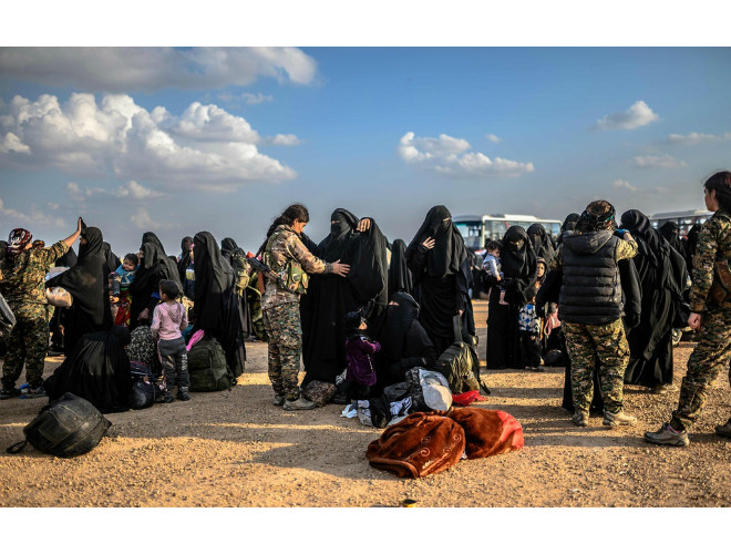 Phụ nữ và trẻ em được tập trung kiểm soát an ninh sau khi rời "hang ổ" của IS gần thị trấn Baghouz