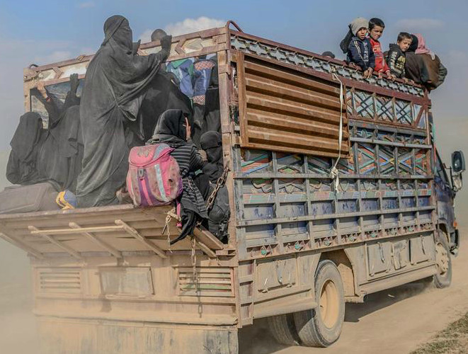 Xe tải chở người trốn khỏi căn cứ cuối cùng của IS tại thị trấn Baghouz, tỉnh Deir Ezzor