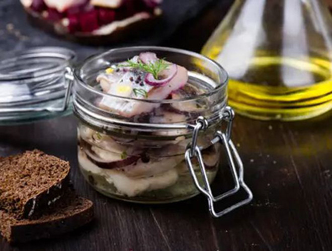 Cá trích rất được yêu thích ở các nước châu Âu như Đức, Ba Lan và Scandinavia. Tuy nhiên, ăn một đĩa cá trích khi đồng hồ điểm nửa đêm là thông lệ nếu bạn hy vọng năm tới sẽ có nhiều tiền. Cá trích rất được yêu thích ở các nước châu Âu như Đức, Ba Lan và Scandinavia. Tuy nhiên, ăn một đĩa cá trích khi đồng hồ điểm nửa đêm là thông lệ nếu bạn hy vọng năm tới sẽ có nhiều tiền.