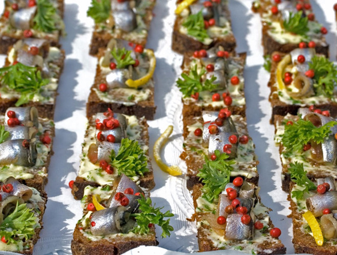 Bản thân cá trích không chỉ là một mặt hàng chủ lực ở châu Âu; cá bạc được cho là tượng trưng cho sự may mắn. Bản thân cá trích không chỉ là một mặt hàng chủ lực ở châu Âu; cá bạc được cho là tượng trưng cho sự may mắn.