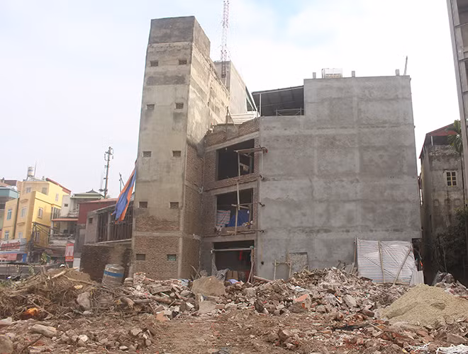 Nhiều căn nhà được tu sửa lại, cũng xuất hiện tình trạng siêu méo.