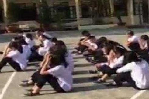 Các em học sinh bị phạt phải ngồi giữa trời nắng giờ thể dục