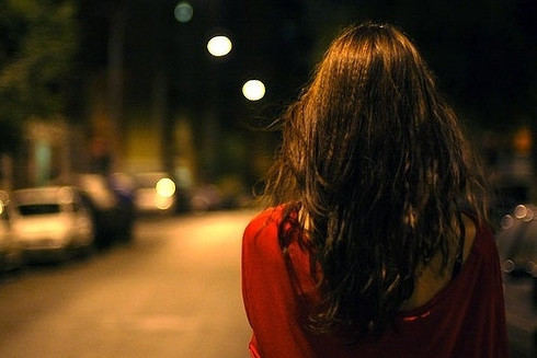 Các bạn nữ không nên đi ra ngoài đường một mình vào ban đêm