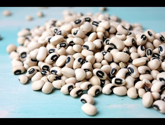 Không có nhiều loại cây trồng có thể phát triển trong những tháng mùa đông, tuy nhiên, đậu mắt đen giữ luôn tươi tốt và được cho là mang lại sự thịnh vượng cho những người ăn chúng. Không có nhiều loại cây trồng có thể phát triển trong những tháng mùa đông, tuy nhiên, đậu mắt đen giữ luôn tươi tốt và được cho là mang lại sự thịnh vượng cho những người ăn chúng.