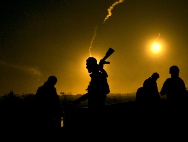 Binh sĩ Lực lượng Dân chủ Syria (SDF) trong đám cháy tại một cụm làng nhỏ và nông trại bên bờ Thung lũng Sông Euphrates sau cuộc không kích