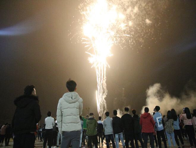 Mọi người chăm chú đón xem và hò reo với vẻ thích thú khi từng lượt pháo được đưa lên Mọi người chăm chú đón xem và hò reo với vẻ thích thú khi từng lượt pháo được đưa lên