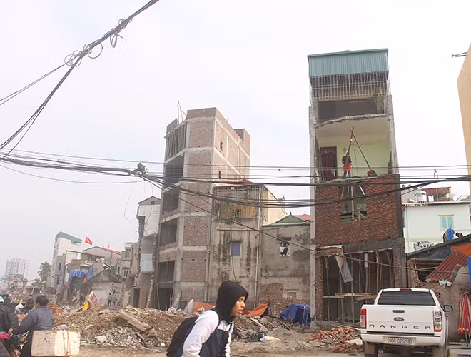 Nếu thống kê, có lẽ đường Phạm Văn Đồng là tuyến đường có nhiều ngôi nhà có hình dạng "kì dị" nhất Thủ đô.
