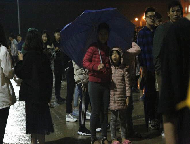 Dù trời lạnh và có mưa phùn nhưng mọi người vẫn chăm chú đứng xem pháo hoa Dù trời lạnh và có mưa phùn nhưng mọi người vẫn chăm chú đứng xem pháo hoa