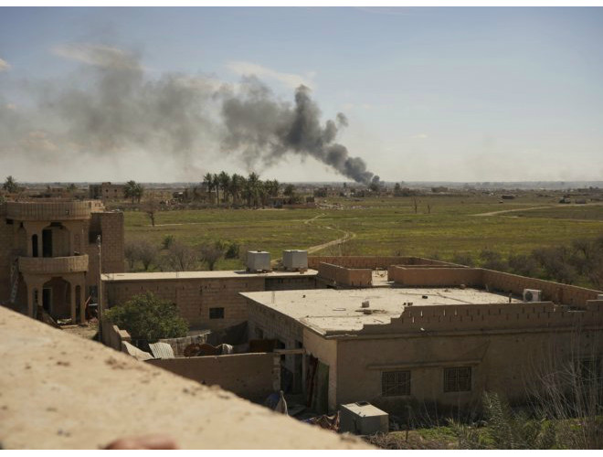 Cột khói đen từ thị trấn Baghouz, tỉnh Deir Ezzor, nơi đang diễn ra giao tranh giữa SDF và IS Cột khói đen từ thị trấn Baghouz, tỉnh Deir Ezzor, nơi đang diễn ra giao tranh giữa SDF và IS