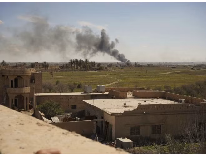 Cột khói đen từ thị trấn Baghouz, tỉnh Deir Ezzor, nơi đang diễn ra giao tranh giữa SDF và IS