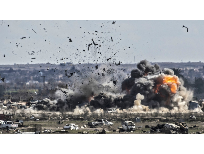 Khói và lửa bốc lên từ Baghouz vào Chủ nhật khi SDF tấn công căn cứ cuối cùng IS với sự hỗ trợ của máy bay chiến đấu Hoa Kỳ