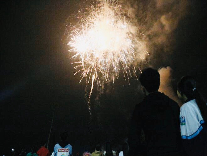 Không ít các bạn trẻ cùng nhau ngắm pháo hoa trong đêm giao thừa Không ít các bạn trẻ cùng nhau ngắm pháo hoa trong đêm giao thừa