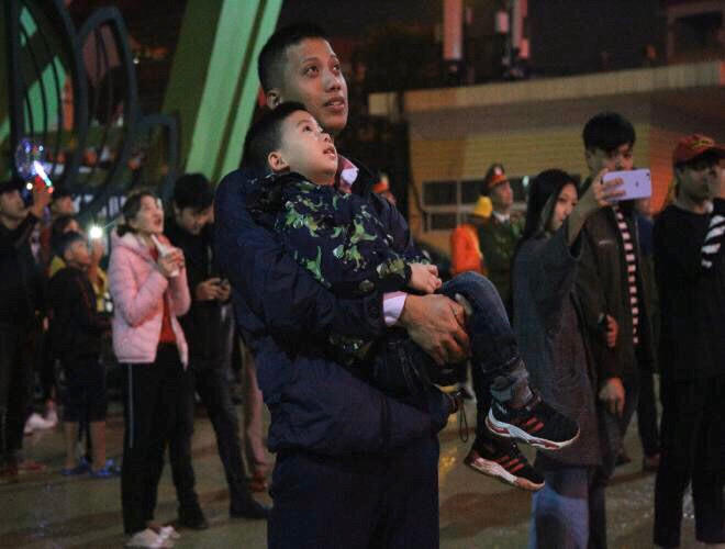 Nằm trọn trong vòng tay ấm áp của cha vào thời khắc giao thừa, cậu bé không rời mắt trước những “tiết mục” đẹp tuyệt diệu của pháo hoa Nằm trọn trong vòng tay ấm áp của cha vào thời khắc giao thừa, cậu bé không rời mắt trước những “tiết mục” đẹp tuyệt diệu của pháo hoa