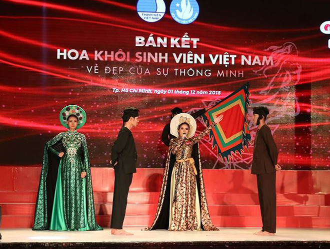 SBD 892 Bùi Kim Quyên – Sinh viên năm 3 Đại học Công nghiệp Thực phẩm TPHCM với tiết mục hát, múa ca Cải Lương, quê tỉnh Bến Tre. Sở thích ca hát, du lịch
