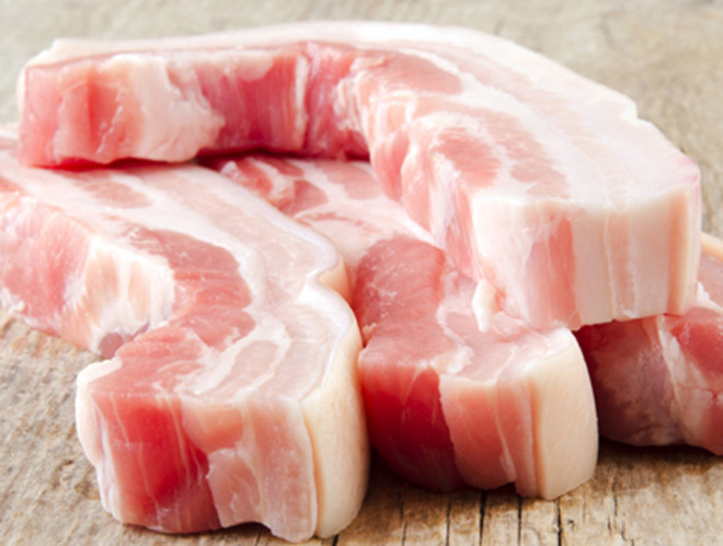 Người dân không chỉ thưởng thức nhiều món từ thịt lợn, họ còn nướng bánh quy và bánh ngọt có hình dạng các con vật như một dấu hiệu của việc chào đón một năm mới. Người dân không chỉ thưởng thức nhiều món từ thịt lợn, họ còn nướng bánh quy và bánh ngọt có hình dạng các con vật như một dấu hiệu của việc chào đón một năm mới.