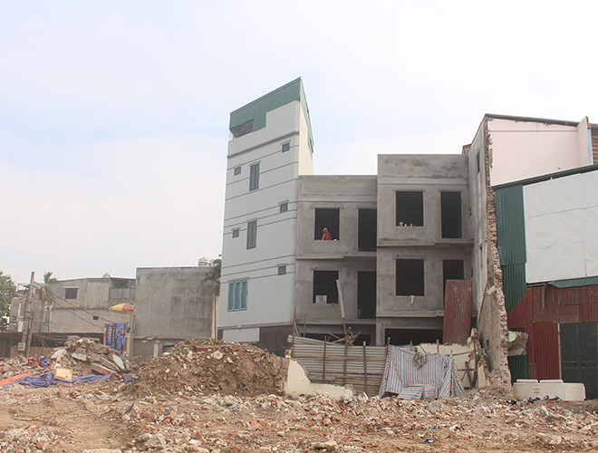 "Diện tích đất thế nào thì người dân phải xây như thế, nên mới xuất hiện những căn nhà siêu mỏng, siêu méo như vậy", anh Nguyễn Văn Giang (trú tại Bắc Từ Liêm, Hà Nội) cho biết.