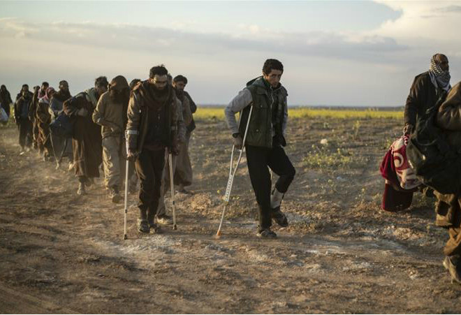 Đối tượng bị nghi ngờ là tay súng IS di chuyển tới điểm thẩm vấn sau khi rời căn cứ Baghouz