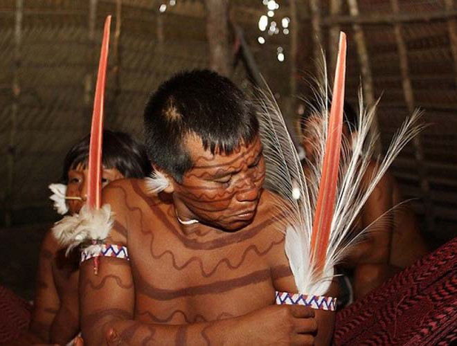 Khi một người của bộ tộc Yanomami ra đi, biểu hiện đầu của những người đàn ông là tức giận, họ cho rằng chỉ có ma quỷ mới khiến cho người Yanomami chết đi