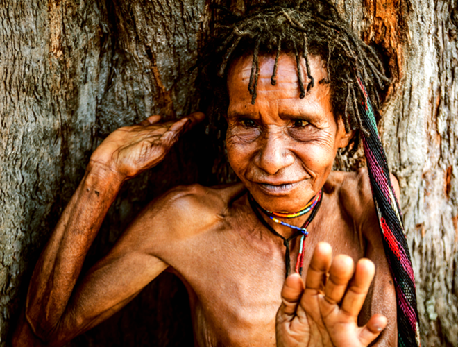 Theo quan niệm của những người trong bộ tộc này, đây là hành động biểu tượng cho nỗi đau mất người thân và cũng là cách để những người còn sống luôn nhớ về người đã khuất