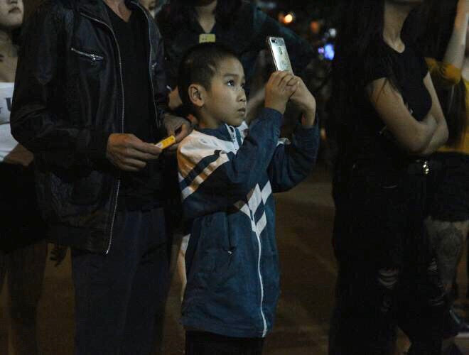 Không chỉ có người lớn, rất đông các bạn nhỏ cũng được người thân đưa đến xem pháo hoa, với vẻ hí hửng, thích thú Không chỉ có người lớn, rất đông các bạn nhỏ cũng được người thân đưa đến xem pháo hoa, với vẻ hí hửng, thích thú