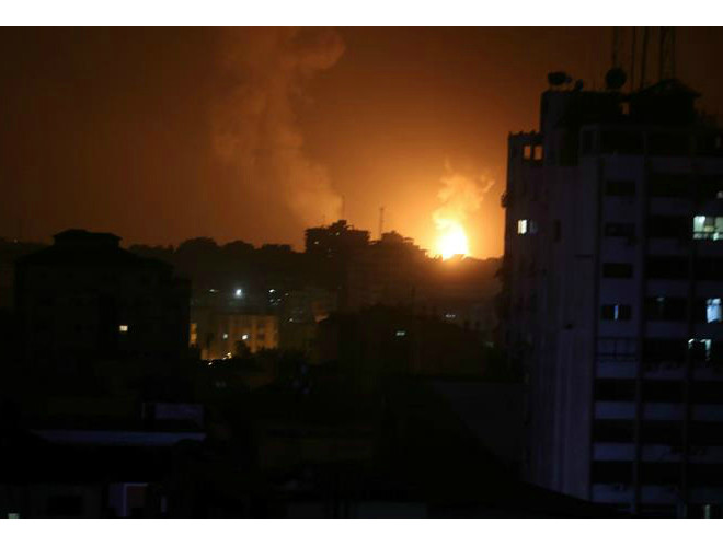 Khói và lửa bốc lên từ thánh phố Gaza trong cuộc không kích của Israel ngày 15-3