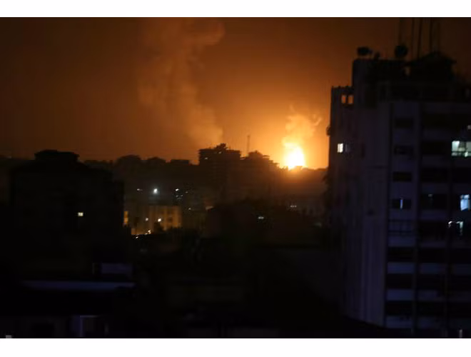 Khói và lửa bốc lên từ thánh phố Gaza trong cuộc không kích của Israel ngày 15-3