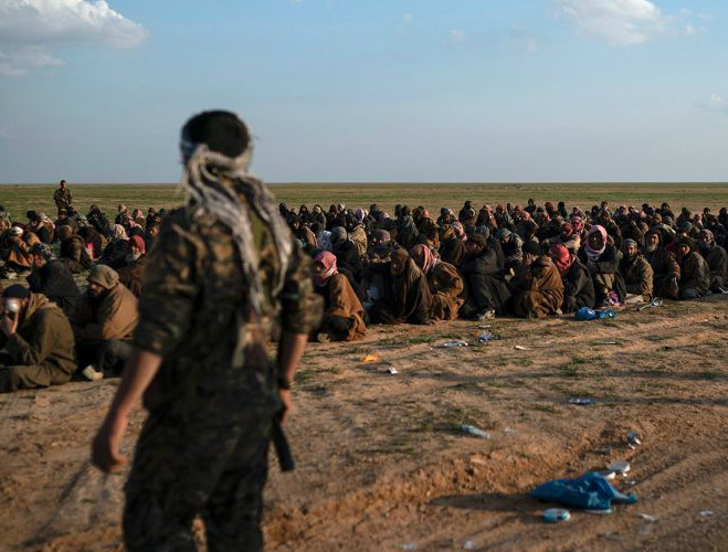 Người di tản được tập trung thành hai nhóm: nam và nữ. Tất cả đều được binh sĩ SDF kiểm soát chặt chẽ Người di tản được tập trung thành hai nhóm: nam và nữ. Tất cả đều được binh sĩ SDF kiểm soát chặt chẽ