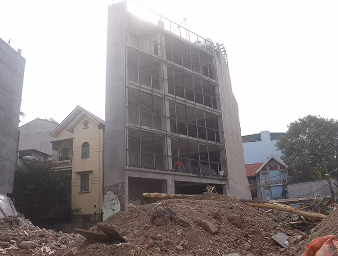 Lý giải về vấn đề xuất hiện nhiều căn nhà như vậy, bác Đỗ Kim Chung (trú tại Bắc Từ Liêm, Hà Nội) cho biết: “Sau khi giao một phần đất cho nhà nước để mở rộng đường, các hộ gia đình còn bao nhiêu đất thì xây như thế, muốn xây vuông vắn nhưng không đủ đất để xây".