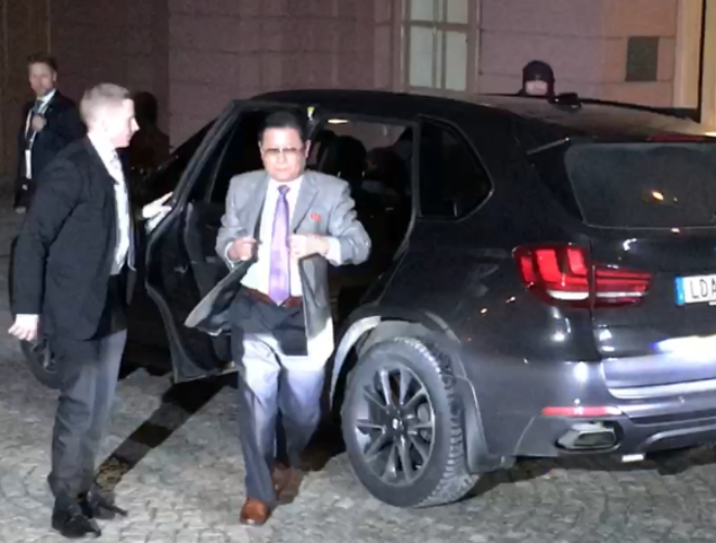 Phái đoàn ngoại giao Triều Tiên có mặt tại cuộc đối thoại ở thủ đô Stockholm Phái đoàn ngoại giao Triều Tiên có mặt tại cuộc đối thoại ở thủ đô Stockholm