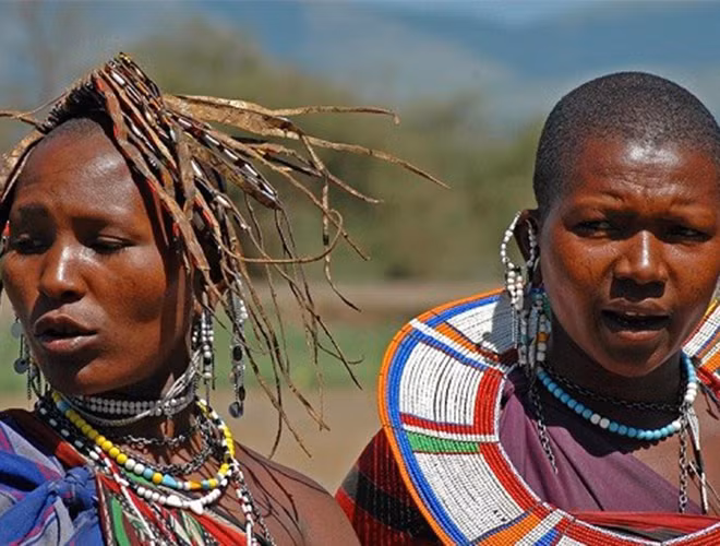 Nghi thức nhổ nước bọt sẽ được thực hiện trước khi cô gái rời nhà bố mẹ đẻ để về nhà chồng, nước bọt của người cha được xem là những gì tốt đẹp nhất mà cha mẹ muốn gửi gắm cho con gái của mình