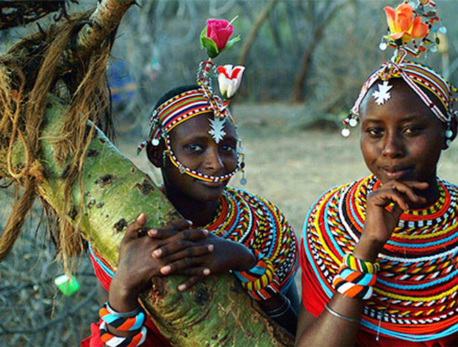 Trong phong tục cưới của bộ tộc Maasai ở Kenya, các cô gái trong bộ tộc sẽ không được tự do yêu đương cũng như quyết định ai là chồng mình mà phải theo sự sắp đặt của cha mẹ
