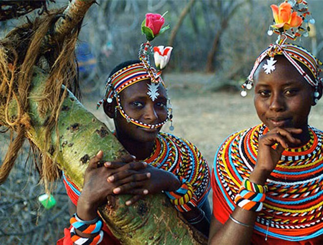 Trong phong tục cưới của bộ tộc Maasai ở Kenya, các cô gái trong bộ tộc sẽ không được tự do yêu đương cũng như quyết định ai là chồng mình mà phải theo sự sắp đặt của cha mẹ