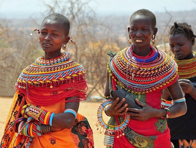 Sau khi thực hiện xong nghi thức nhổ nước bọt, cô dâu phải bước ra khỏi nhà mà không được quay đầu lại nhìn bố mẹ. Người Massai cho rằng, nếu quay đầu lại thì cô dâu sẽ bị hóa đá