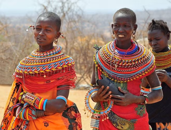 Sau khi thực hiện xong nghi thức nhổ nước bọt, cô dâu phải bước ra khỏi nhà mà không được quay đầu lại nhìn bố mẹ. Người Massai cho rằng, nếu quay đầu lại thì cô dâu sẽ bị hóa đá