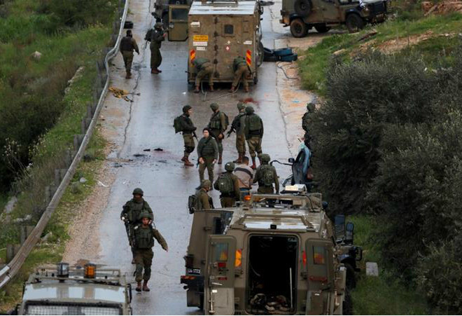 Binh sĩ Israel tập trung tại hiện trường xảy ra vụ việc gần Ramllah, khu vực Bờ Tây do Israel kiểm soát Binh sĩ Israel tập trung tại hiện trường xảy ra vụ việc gần Ramllah, khu vực Bờ Tây do Israel kiểm soát