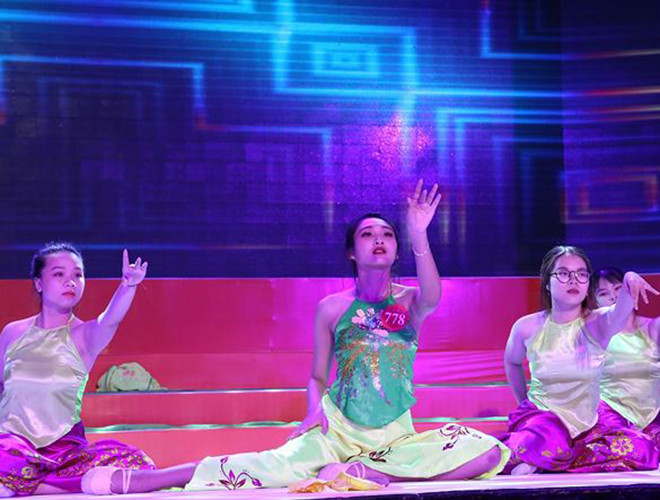 SBD 778 Huỳnh Thị Ngọc Hân – Sinh viên khoa Ngoại ngữ chuyên ngành Tiếng Trung thương mại, Đại học Văn Hiến với tiết mục múa quạt hiện đại trên nền nhạc dân tộc.