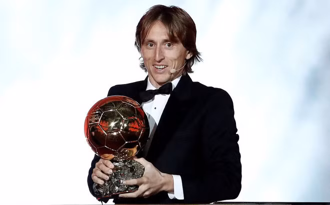 Nụ cười bẽn lẽn nhưng rạng ngời của tuyển thủ Crotia khi cầm trên tay danh hiệu QBV.