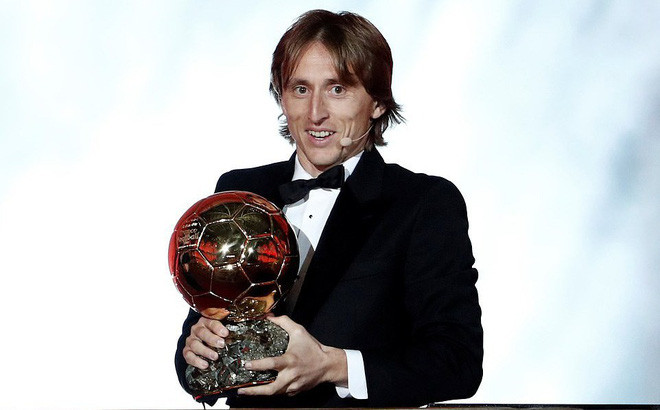 Nụ cười bẽn lẽn nhưng rạng ngời của tuyển thủ Crotia khi cầm trên tay danh hiệu QBV.