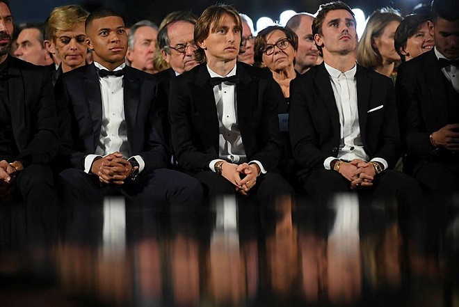 Các ngôi sao bóng đá thế giới hồi hộp trong thời gian lắng nghe chờ công bố kết quả.