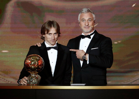 Khoảnh khắc đẹp nhất trong đêm trao giải khi Modric được nhận danh hiệu quả bóng vàng từ cựu danh thủ David Ginola.