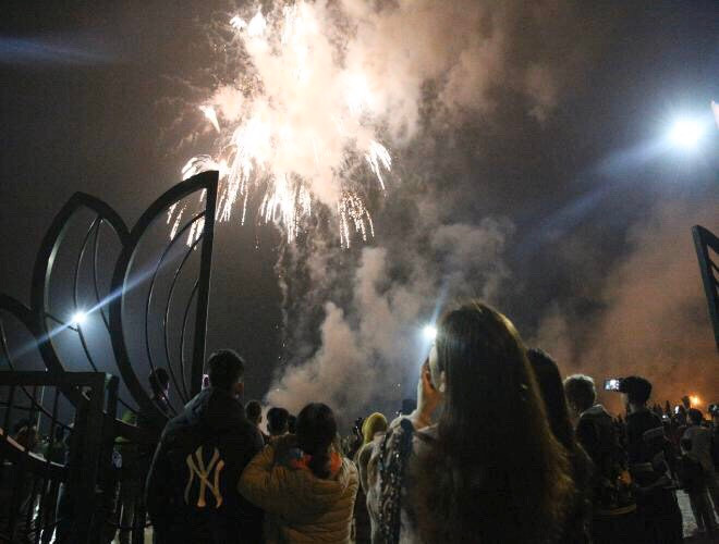 Đông đảo các bạn trẻ từ khắp nơi đến xem pháo hoa, trải dài ra tới cổng của điểm bắn Đông đảo các bạn trẻ từ khắp nơi đến xem pháo hoa, trải dài ra tới cổng của điểm bắn