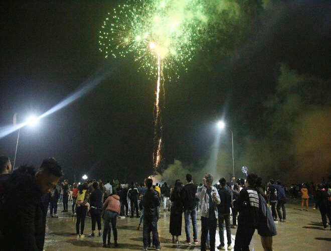 Màn pháo hoa đẹp lung linh, tỏa sáng rực rỡ trên nền trời đêm Màn pháo hoa đẹp lung linh, tỏa sáng rực rỡ trên nền trời đêm