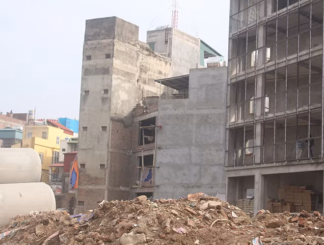 Theo người dân, đường Phạm Văn Đồng hiện có nhiều nhà được xây mới và tu sửa, hầu hết những ngôi nhà này đều không vuông vắn, mỗi nhà xây theo một kiểu.