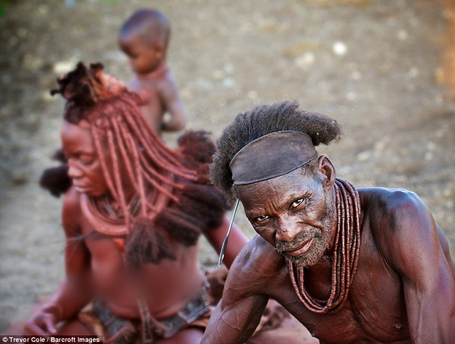 Điều đặc biệt của bộ tộc Himba là đàn ông theo chế độ đa thê, phụ nữ cũng được lấy nhiều chồng và họ được khuyến khích làm điều này