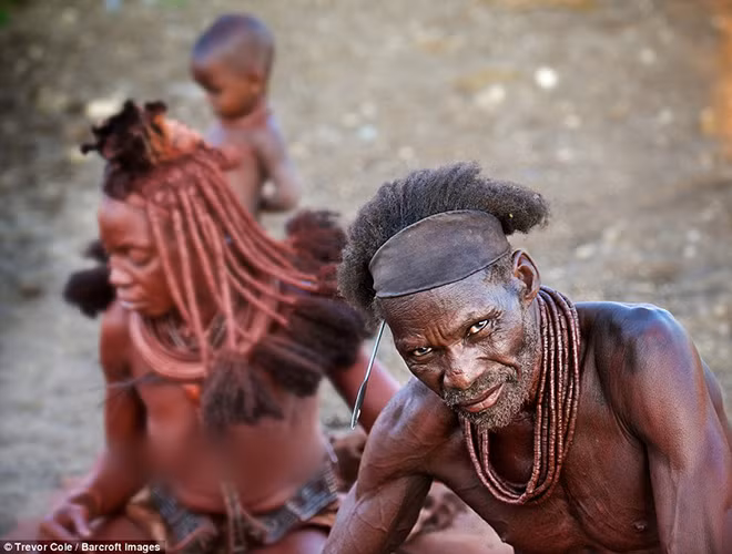 Điều đặc biệt của bộ tộc Himba là đàn ông theo chế độ đa thê, phụ nữ cũng được lấy nhiều chồng và họ được khuyến khích làm điều này