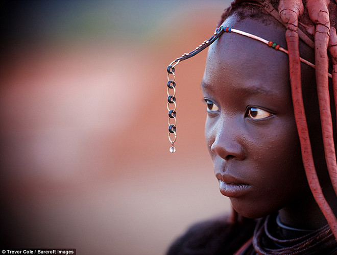 Đặc biệt, để rũ bỏ hết xui xẻo, cô dâu phải đi thật chậm để nghe những lời sỉ nhục từ những người phụ nữ bên nhà chồng, từ đó, sau này cô dâu sẽ được hưởng hết hạnh phúc của mình