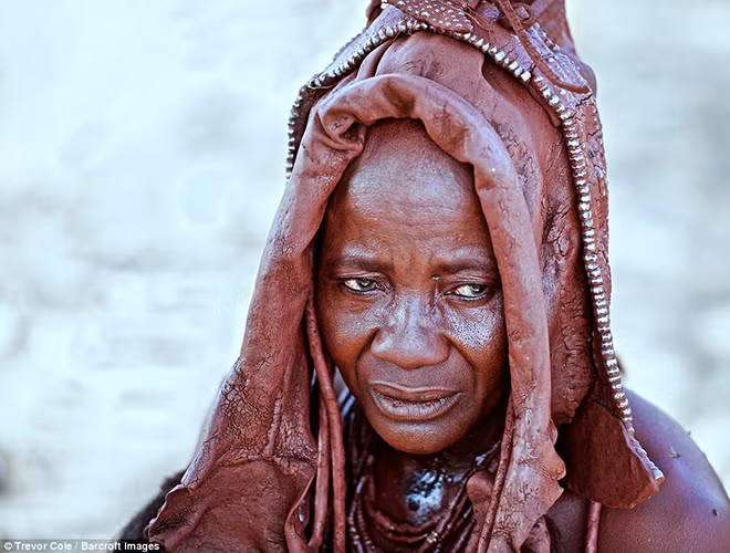 Phụ nữ ở bộ tộc Himba cũng có được sự bình đẳng trong bộ lạc và cũng là người đưa ra các quyết định về kinh tế