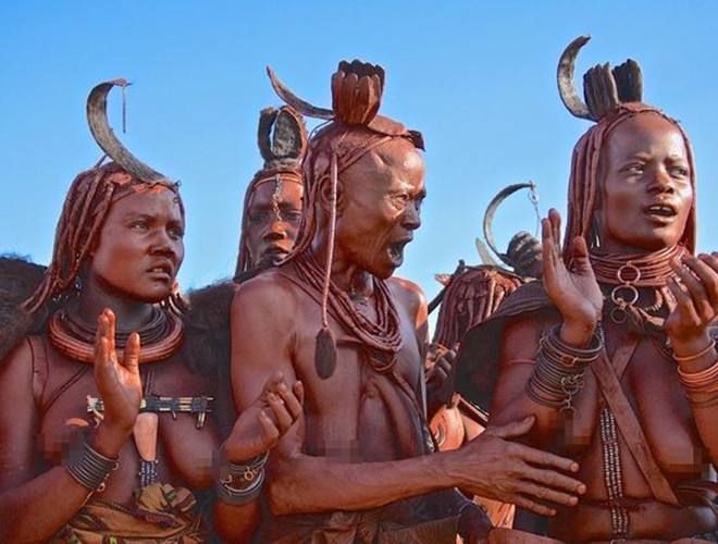 Sống ở phía tây bắc quốc gia Nambia, bộ tộc Himba đã lưu giữ một phong tục kỳ lạ cho đến tận ngày nay, đó là, phụ nữ ở bộ tộc này không bao giờ mặc quần áo cũng như không tắm rửa cho đến hết đời