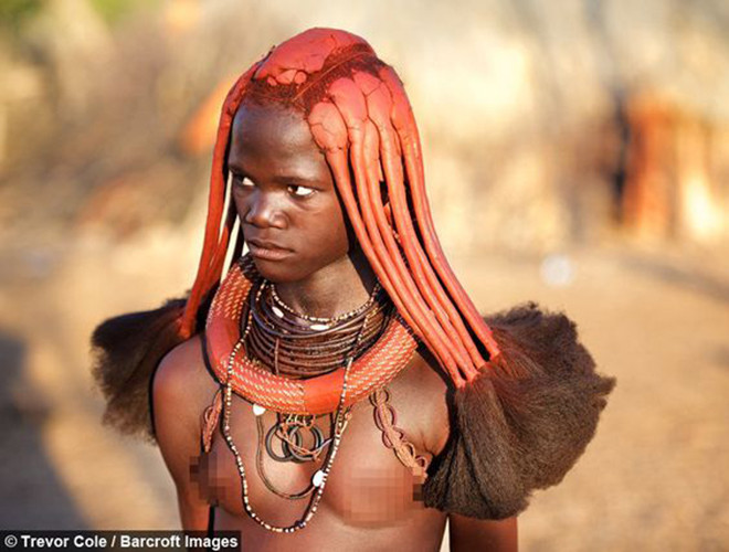 Trong nhiều thế kỷ, phụ nữ Himba đã trộn chất béo của sữa với đất sét đỏ và cây bụi omuzumba để tạo thành một hỗn hợp đắp lên da, do vậy, những người phụ nữ ở đây không cần tắm rửa và mặc quần áo